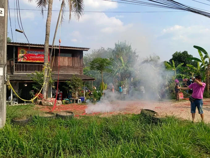 ผู้โชคดีแห่แก้บนท้าวเวสอภิวรรณจุดประทัดแสนนัด หลังถูกหวยเลขธูปและขันน้ำมนต์หมอดูเทวดา 