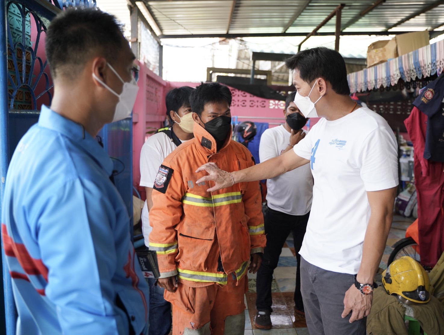 “เอ้ สุชัชวีร์”พบอาสาฯบรรเทาสาธารณภัยดอนเมือง  ชี้ความปลอดภัยเป็นสวัสดิการพื้นฐานของทุกคน