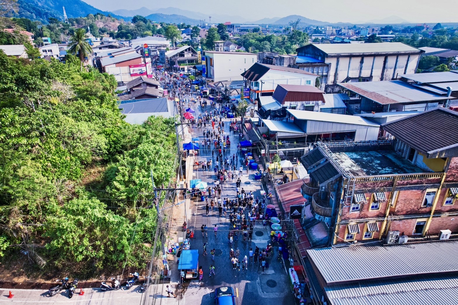 สงกรานต์ระนองมหานครน้ำแร่สาดน้ำ-เล่นโฟมกันอย่างคึกคัก