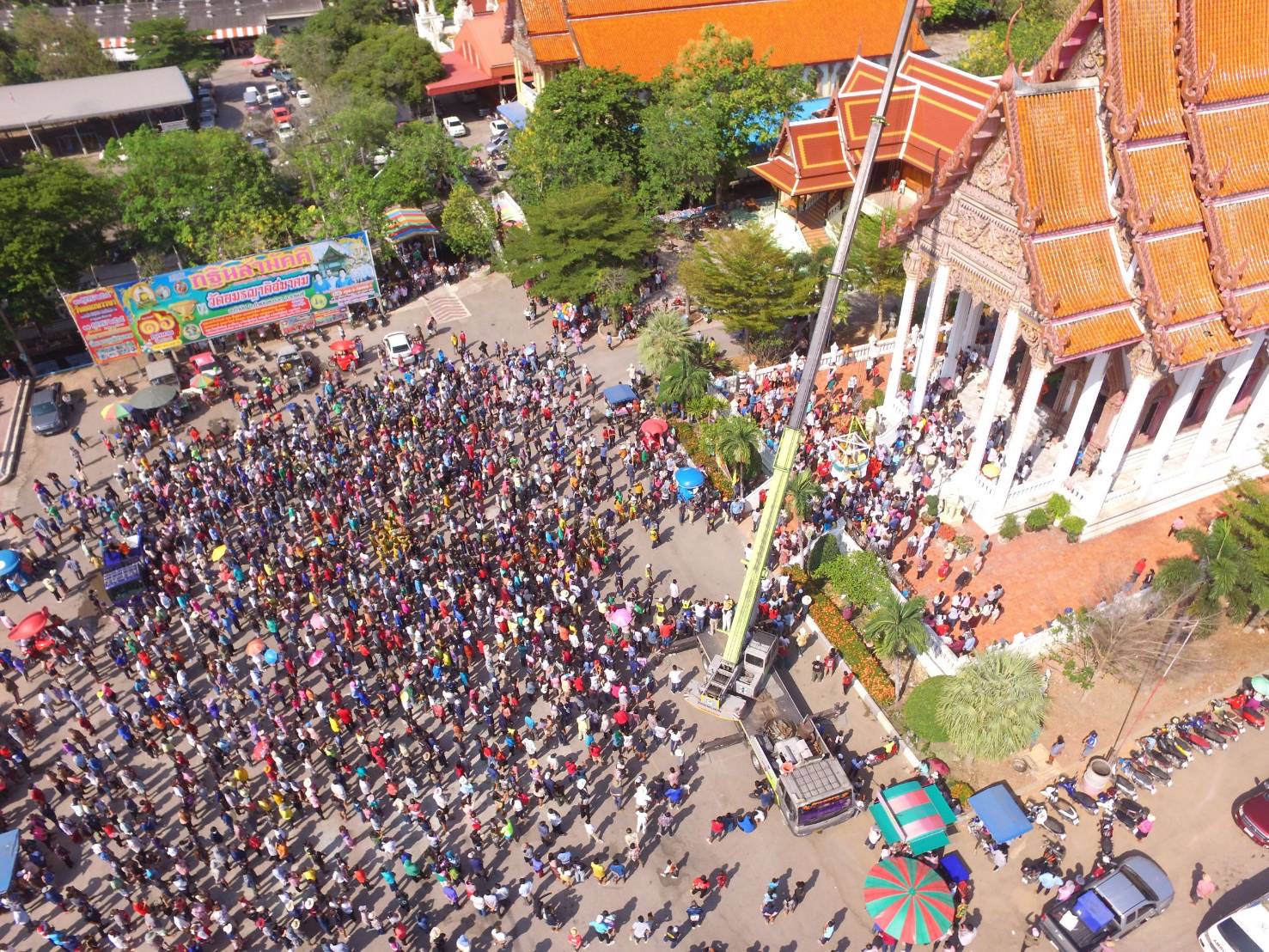 คนนับหมื่นแห่รับเงินโปรยทานงานบวชลูกชายเสี่ยอู่ต่อรถบรรทุกกว่า 3 แสน