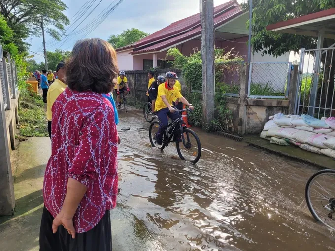 อำเภอเมืองยโสธรจี้ทต.ตาดทองเร่งแก้ไขปัญหาน้ำท่วมขังถนนสร้างความเดือดร้อนให้ประชาชน