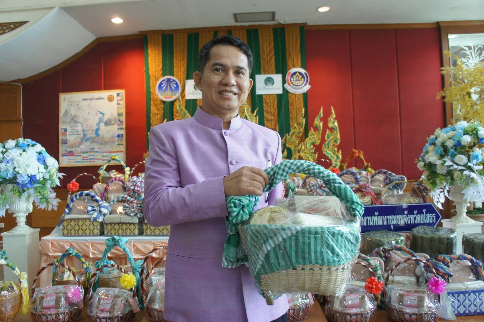รองผู้ว่าฯยโสธร ส่งมอบกระเช้าของขวัญสิ้นค้า OTOP หลังภาคเอกชนสั่งซื้อเป็นจำนวนมาก
