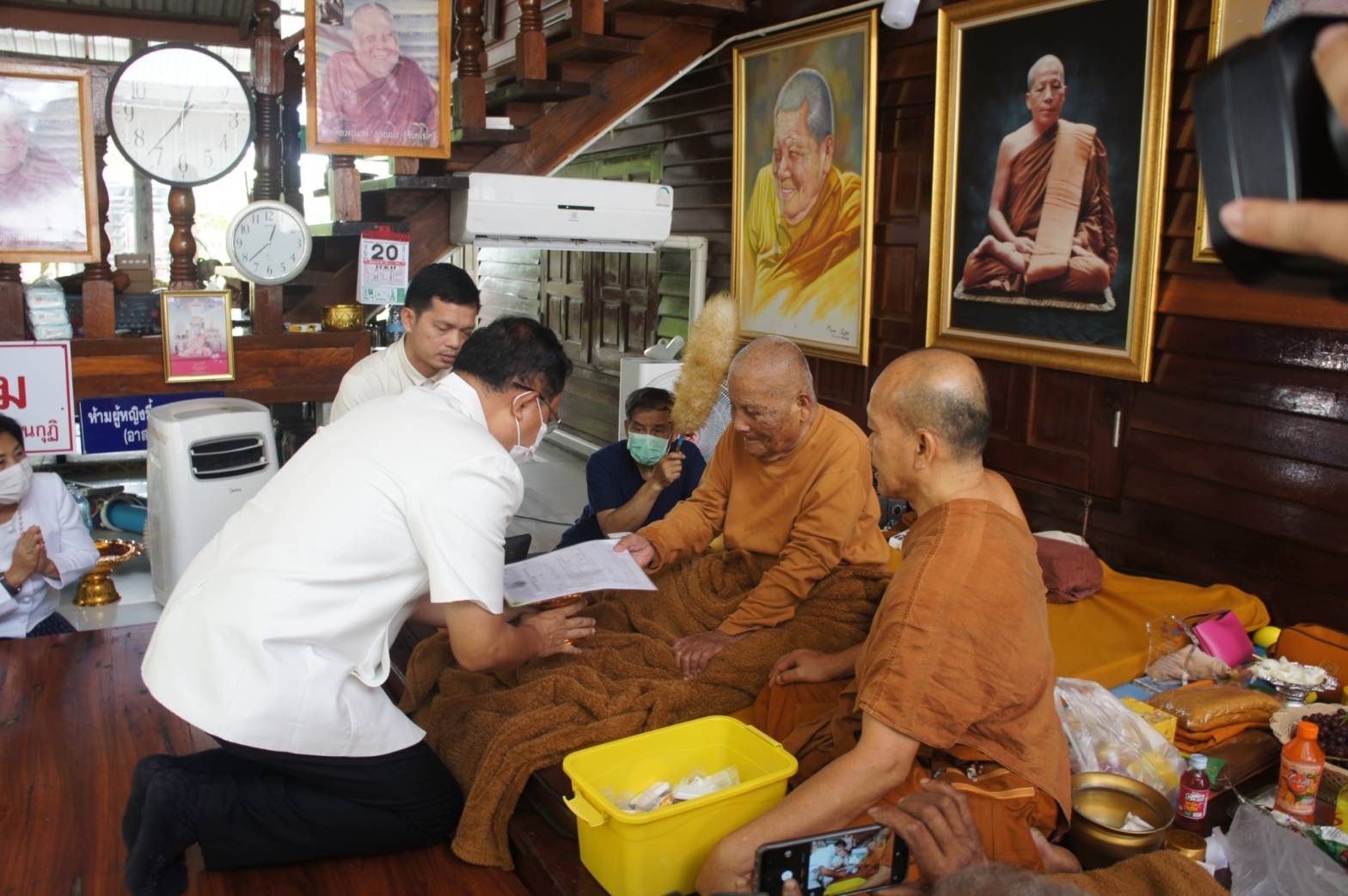 พ่อเมืองยโสธร ถวายโล่คนดี 50 ปี ศรียโสธร และหนังสืออนุญาตใช้ที่ดินหลวงปู่แสงฯ