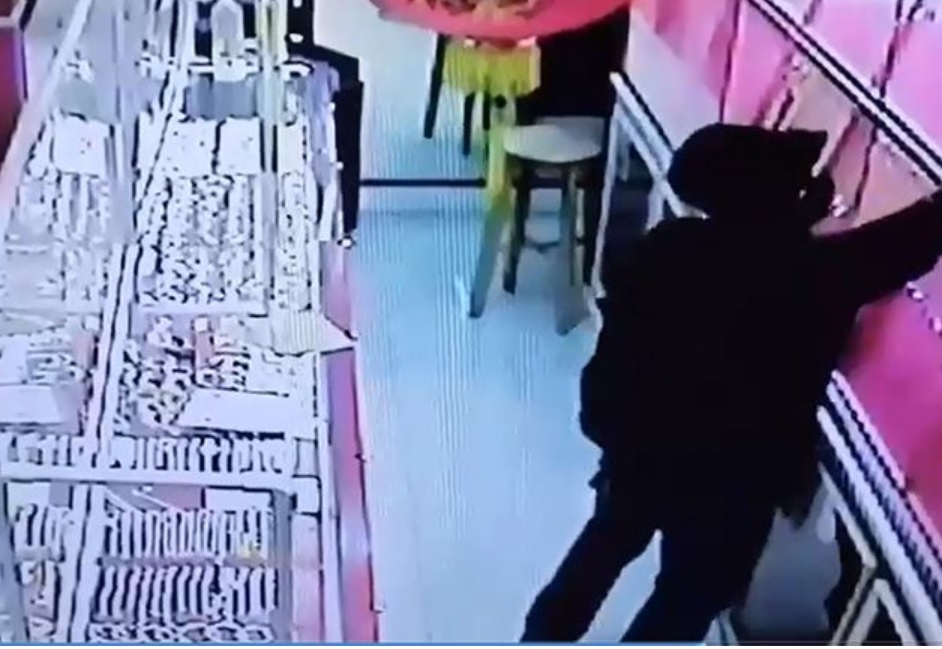 ด่วน!!คนร้ายปล้นร้านทองในห้างดังปัตตานีได้ไป 15 บาทหลบหนีลอยนวล