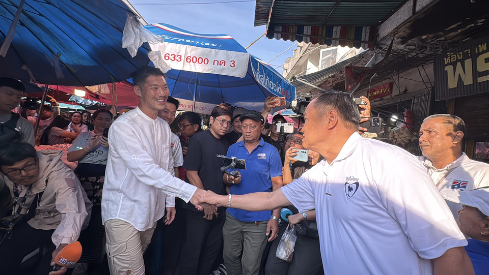 “อนุทิน​” ลุยตลาดเจ้าพระพรหม อยุธยา  เจอ “ธนาธร” ยิ้มแย้มทักทายกลางตลาด ​ ก่อนแยกย้ายกันหาเสียง