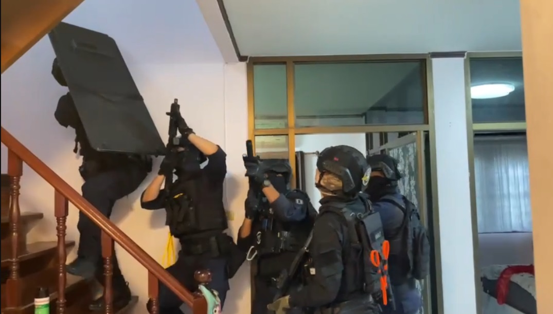 หน่วย SWAT ของนครบาล 3 บุกจับกุมชายฉายา"น้อย ร้อยศพ"ผู้ต้องหาหลายคดี 
