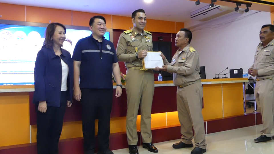 2 รมช. ลงพื้นที่เพื่อรับฟังปัญหาความเดือดร้อนของประชาชน โดยมี สจ. ทีมบิ๊กแจ็สตั้งกระทู้สดถามปัญหาผลกระทบการวางท่อประปา