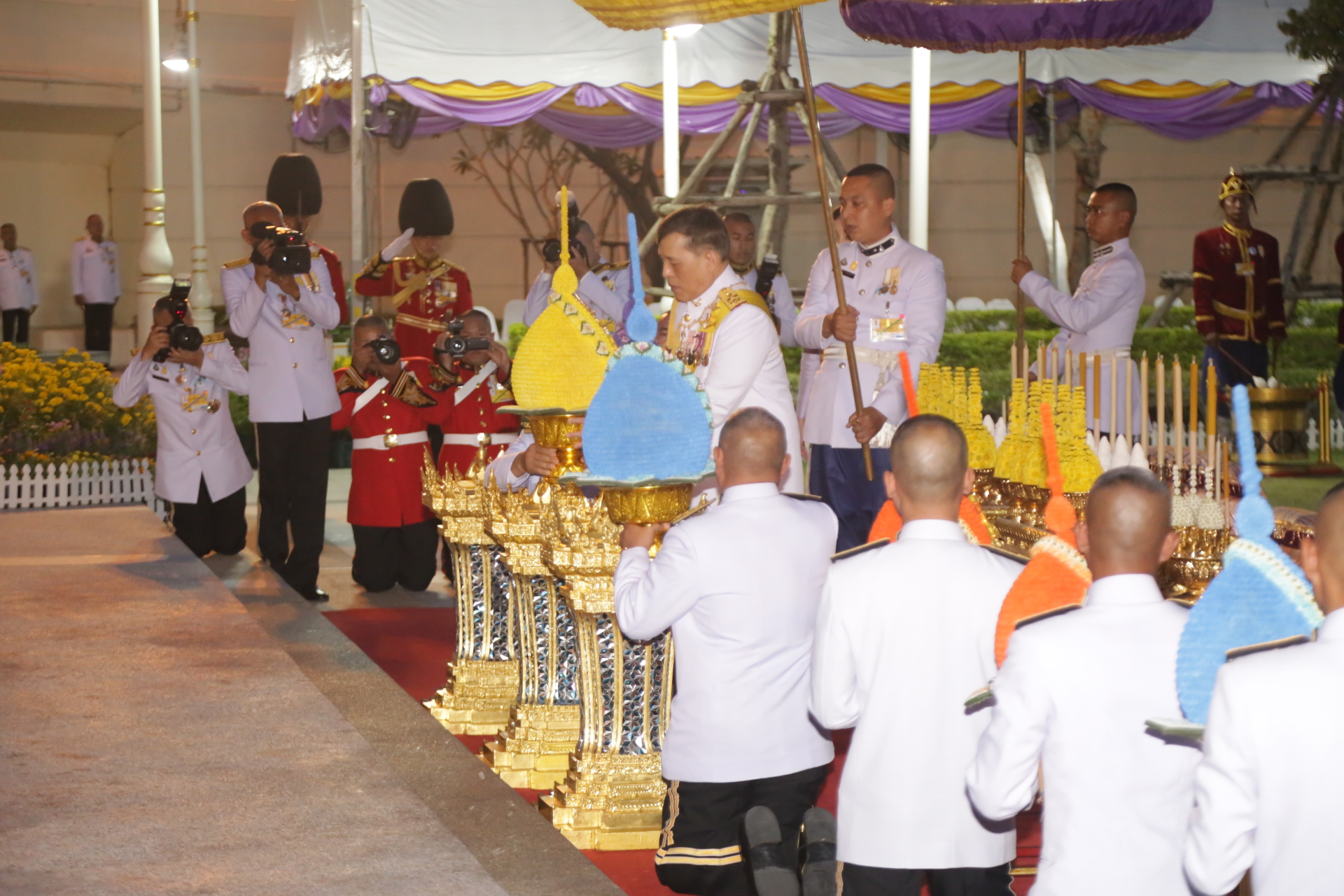 'ในหลวง' ทรงวางพานพุ่มดอกไม้ ถวายราชสักการะวันจักรี 