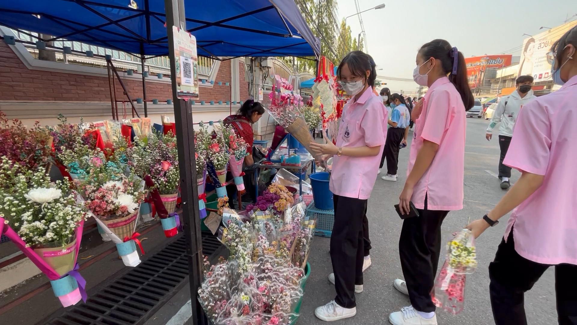 หนุ่ม-สาวขอนแก่นซื้อดอกกุหลาบมอบให้กับคู่รักวันวาเลนไทน์คึกคัก ขณะดอกคัตเตอร์ช่อละ 10 บาท ได้รับสนในจากลูกค้ากลุ่มเด็กๆอย่างมาก 