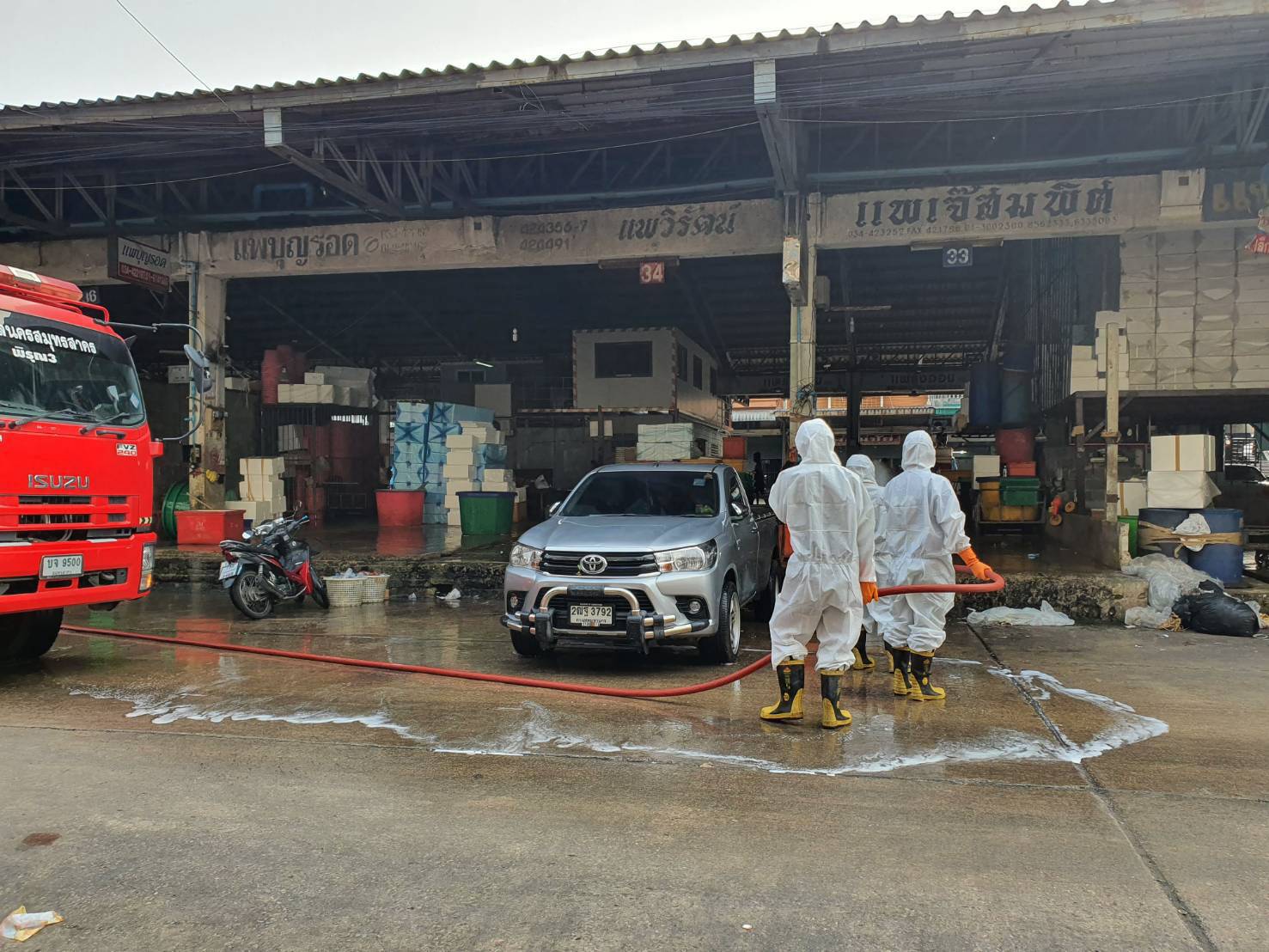 ทีมปฏิบัติการสอบสวนควบคุมโรค ลงคัดกรองผู้ที่พักอาศัยในตลาดกุ้งสมุทรสาคร หลังพบผู้ติดเชื้อโควิด – 19
