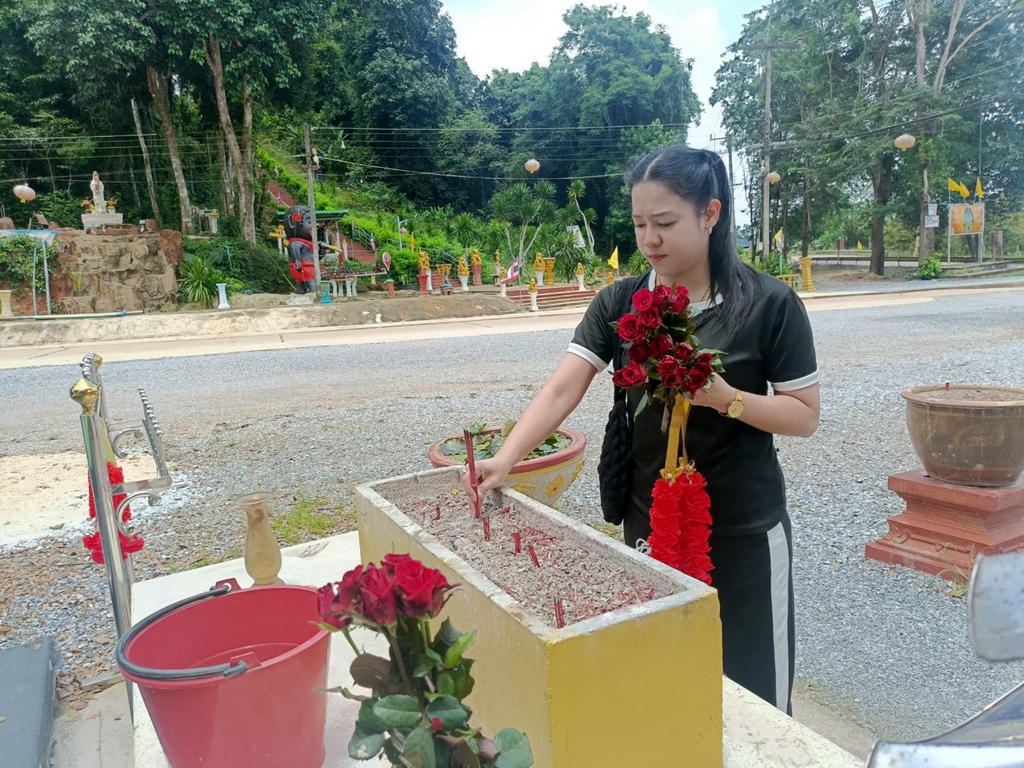 "ท้าวเวสสุวรรณ" วัดละโอก ให้โชค นักเสี่ยงดวงเฮรับทรัพย์อื้อ ทยอยแห่แก้บน