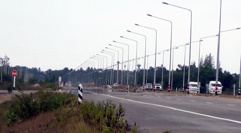 โจรแสบตัดสายไฟทางหลวงไปขาย 14 จุด ทั้งจังหวัดมืดสนิท