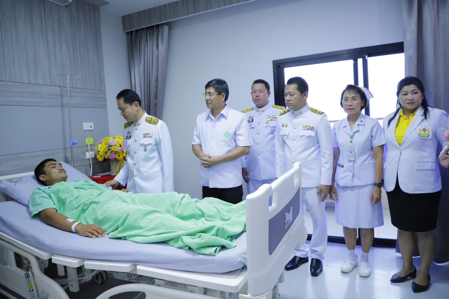 ในหลวง-พระราชินี โปรดเกล้าฯ เชิญดอกไม้และตะกร้าสิ่งของพระราชทาน มอบแก่กำลังพลที่ได้รับบาดเจ็บจากชายแดนไทย-กัมพูชา พร้อมรับเป็นคนไข้ในพระบรมราชานุเคราะห์