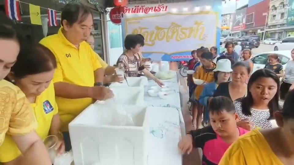 ข้าวต้มผักบุ้งเหินฟ้า เปิดโรงทานแจกอาหารฟรี น้อมรำลึกในหลวง ร.9 