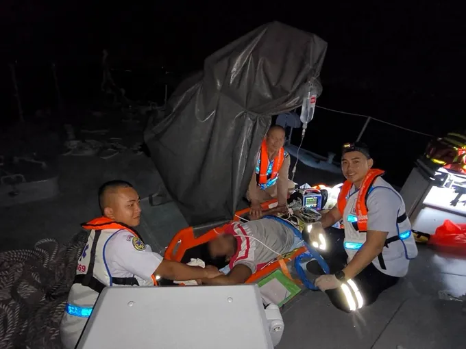 ศูนย์แพทย์ฉุกเฉินทางทะเล รพ.อาภากรฯ รุดช่วยลูกเรือชาวอินเดียล้มหมดสติ