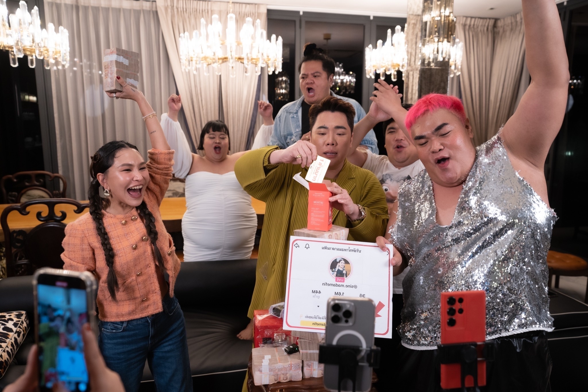 “ทราย มาดามฟิน” เล่นใหญ่! ชวนคนสนิท “มดดำ-แจ็ค-ปิงปอง-พั้มกิ้น-แต๋ง อาฟเตอร์ยำ” เปย์เงินสดกลับลูกค้าคนละ 1 ล้านบาท ในแคมเปญ “ซื้อร้อยลุ้นล้าน”