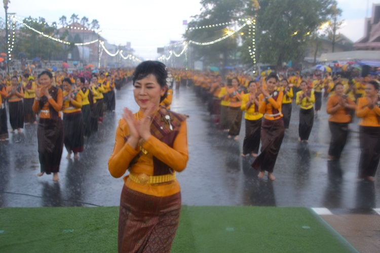 พลังแห่งศรัทธา! ปชช.กว่าหมื่นคน ร่วมกันรำถวายเจ้าพ่อพญาแล ท่ามกลางสายฝน