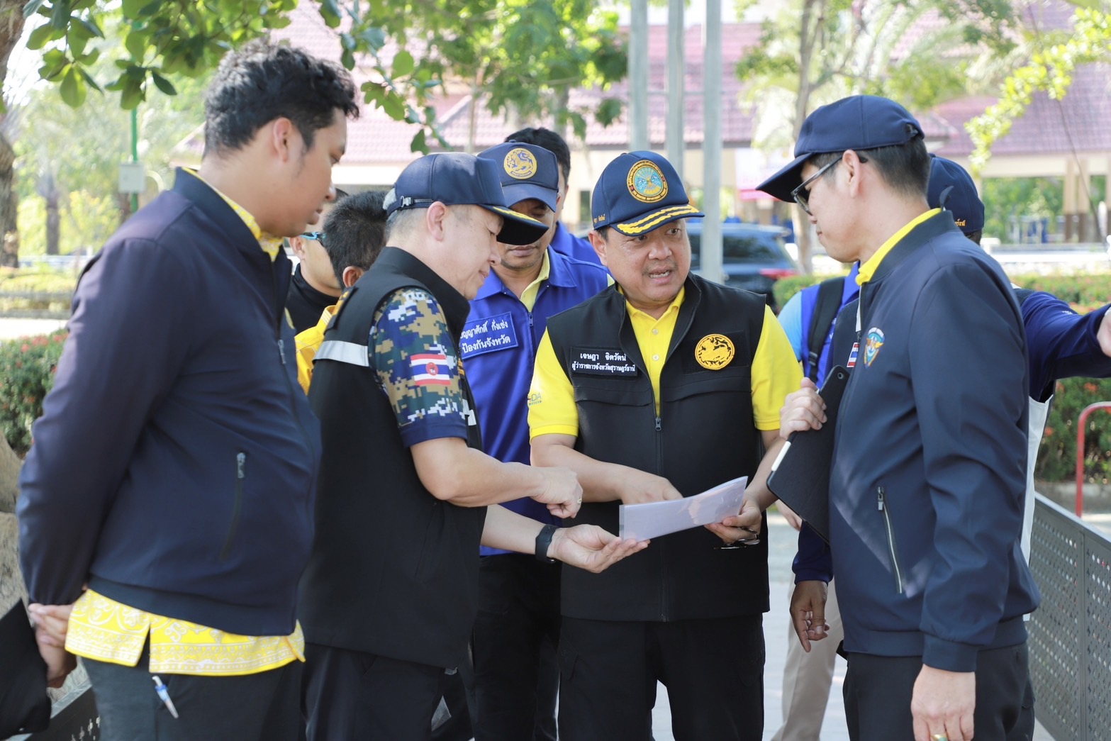 ผู้ว่าฯสุราษฎร์ธานีนำส่วนราชการ ลงพื้นที่อ่าวบ้านดอน ตรวจสอบทำประมง (เลี้ยงหอยแครง) ทั้งในเขตประมงชายฝั่ง 1,000 เมตรและนอกเขต