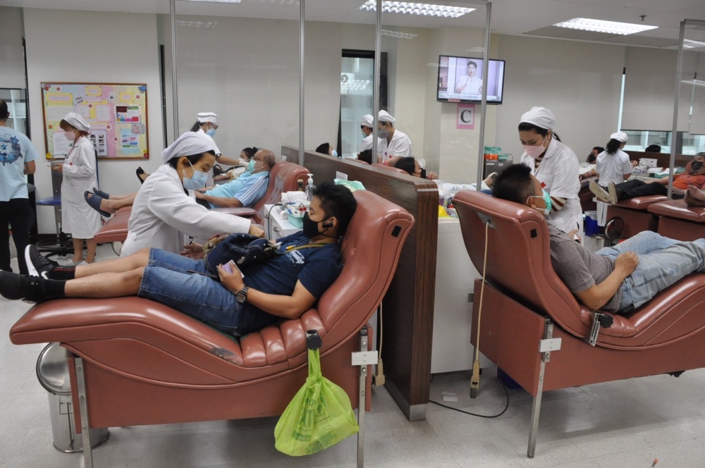 ประชาชน ร่วมบริจาคโลหิต เฉลิมพระเกียรติสมเด็จพระบรมราชชนนีพันปีหลวง ที่ศูนย์บริการโลหิตแห่งชาติ สภากาชาดไทย