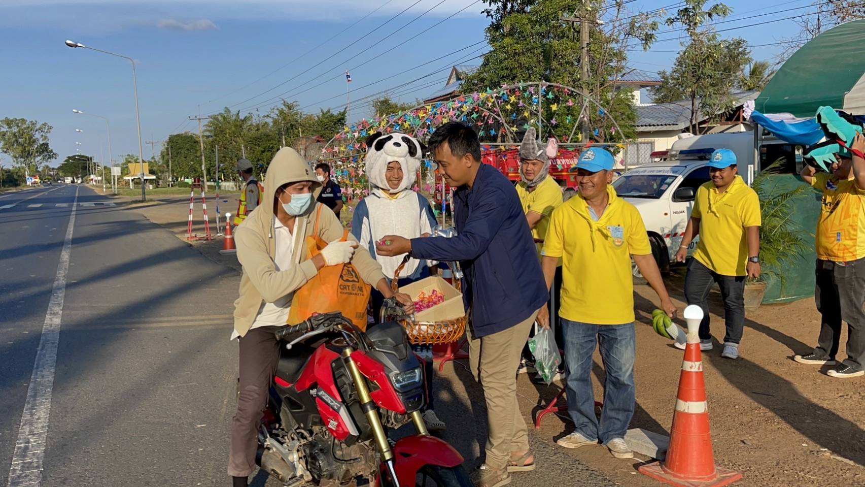 ทต.ทุ่งแต้แต่งมาสคอตแจกลูกอมปชช.และผู้ขับขี่ในการเดินทางช่วงเทศกาลปีใหม่2566