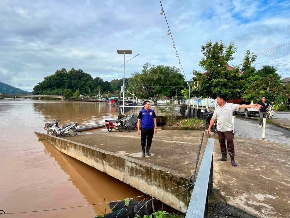 เฝ้าระวัง “น้ำอิง-น้ำลาว” ใกล้จุดวิกฤต กระทบแล้ว 66 ครัวเรือน เร่งยกของขึ้นที่สูง 