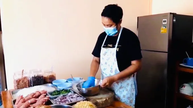 ฝ่าวิกฤตโควิดพัทยา เปิดเมนู "ยำแหนมสด home made" ครัวเจ๊ปุ๊ก บางปู 
