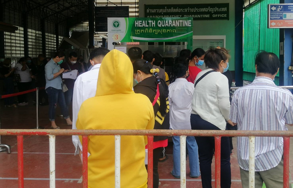 ด่านบ้านคลองลึกวุ่น! ชาวกัมพูชา สับสนลงทะเบียนเดินทางเข้า-ออก มีแค่ภาษาไทยและอังกฤษ