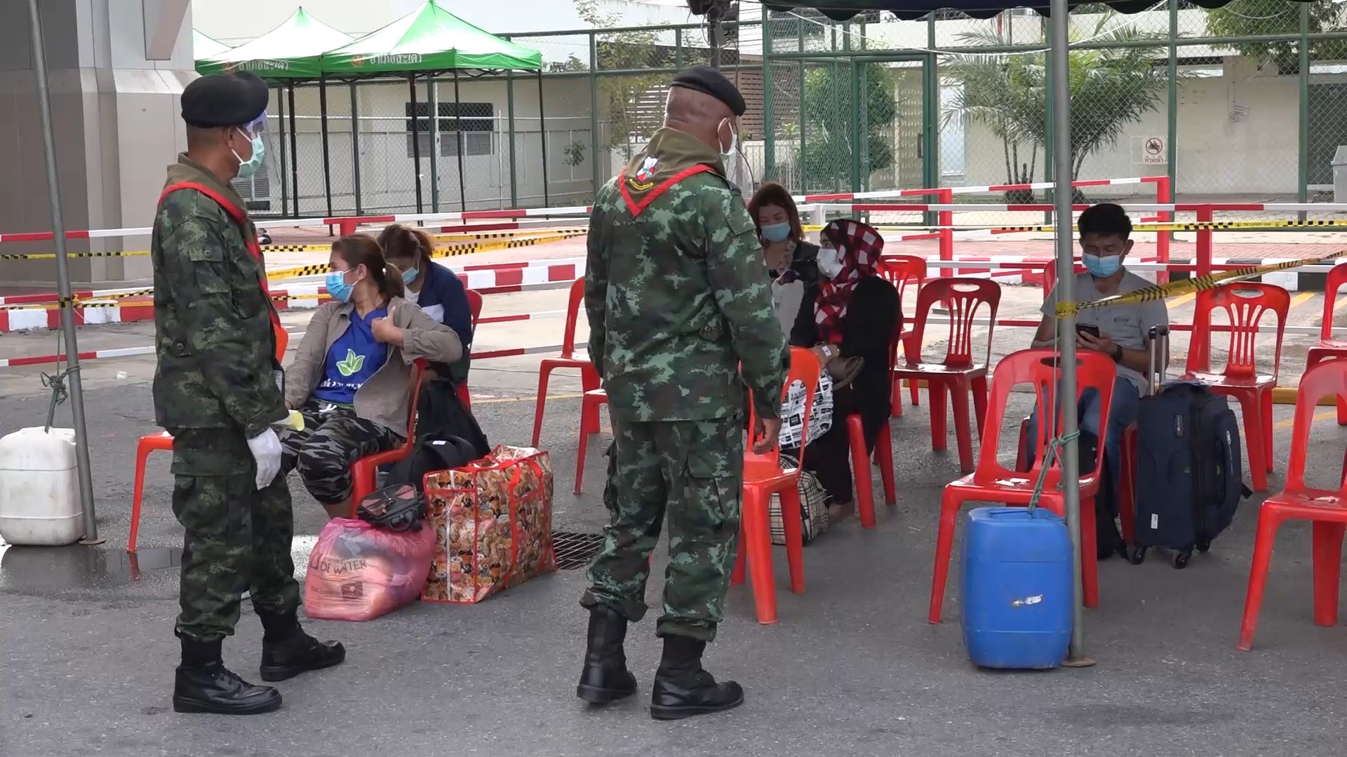 กลุ่มคนไทยในมาเลเซียทยอยเดินทางเข้ามาอย่างต่อเนื่อง  แต่เปลี่ยนจากด่านสะเดามาทาง'ด่านปาดังเบซาร์'
