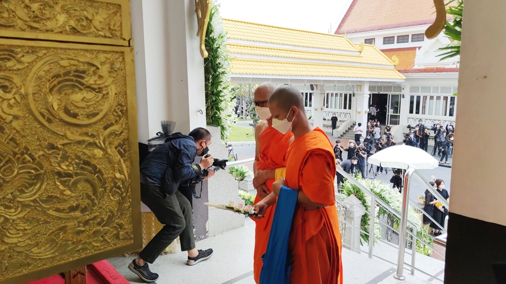 "พ่อ-แม่-เพื่อนสนิท" ร่วมส่งดวงวิญญาณ "หมอกระต่าย" ด้าน "พระนรวิชญ์-พระพ่อ" เข้าร่วมพิธีวางดอกไม้จันทร์