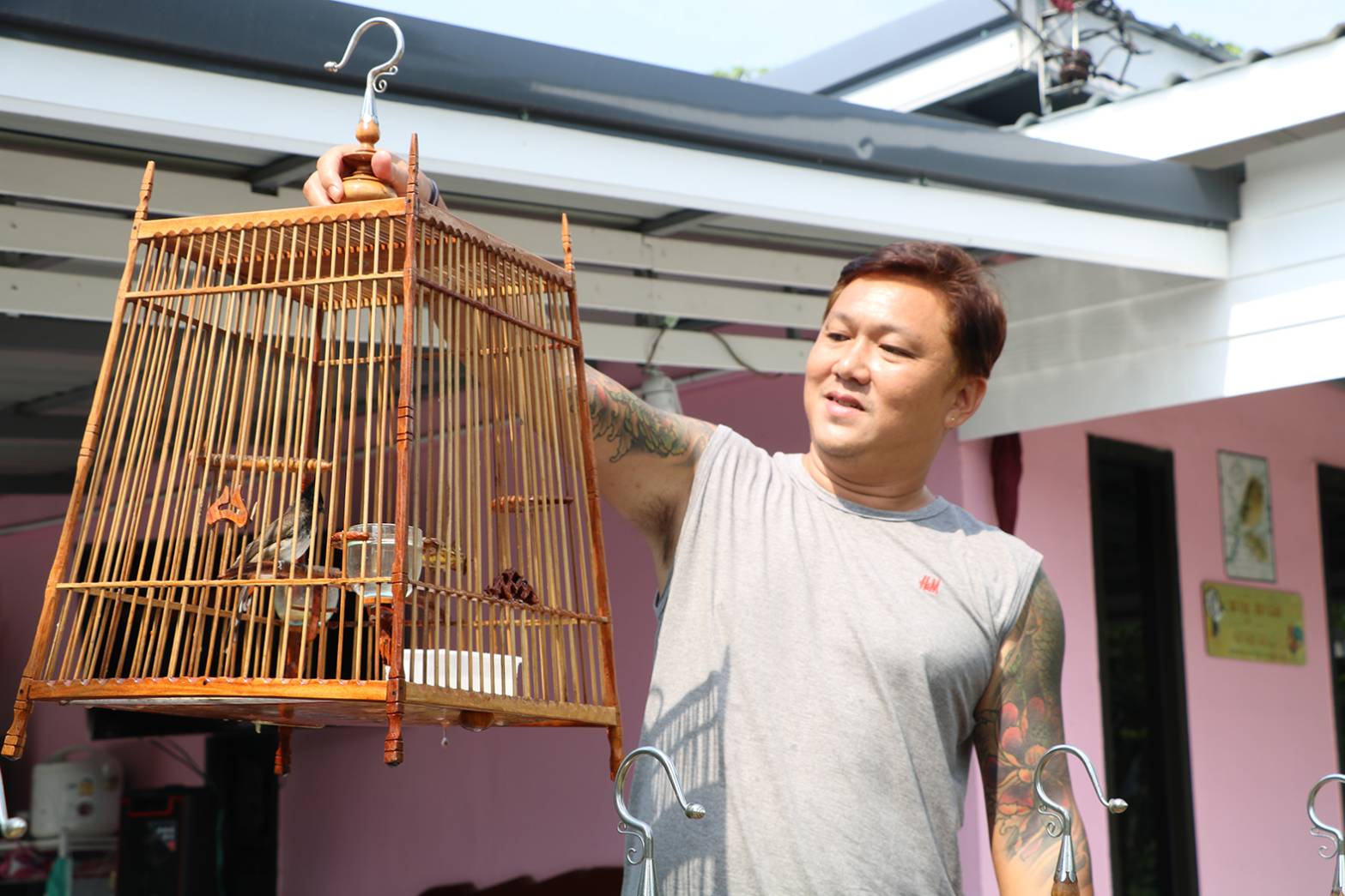 อาชีพแปลกใหม่รับจ้างเลียนเสียงนกทุกเช้านักเรียนต้องมาเข้าแถวฟังครูสอนร้องเพลง