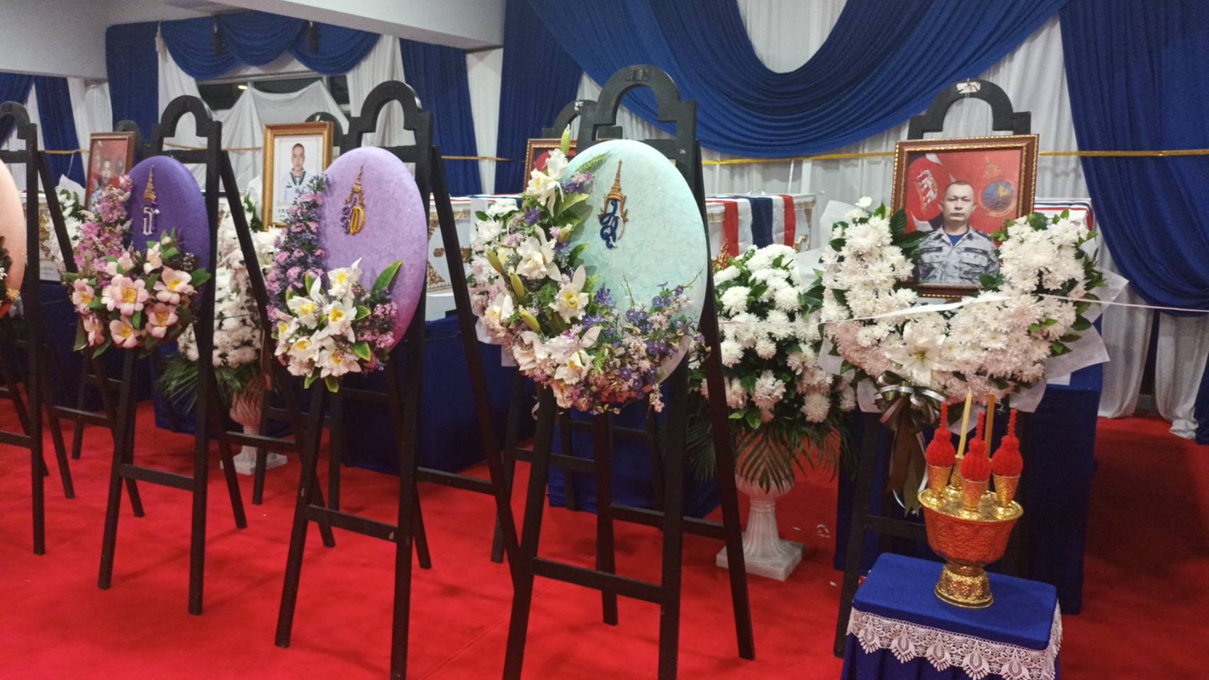 ‘ในหลวง’ ทรงพระราชทาน น้ำหลวงอาบศพ และพวงมาลาพระราชทานครบทุกพระองค์ หน้าหีบศพ 10 กำลังพล เรือหลวงสุโขทัย