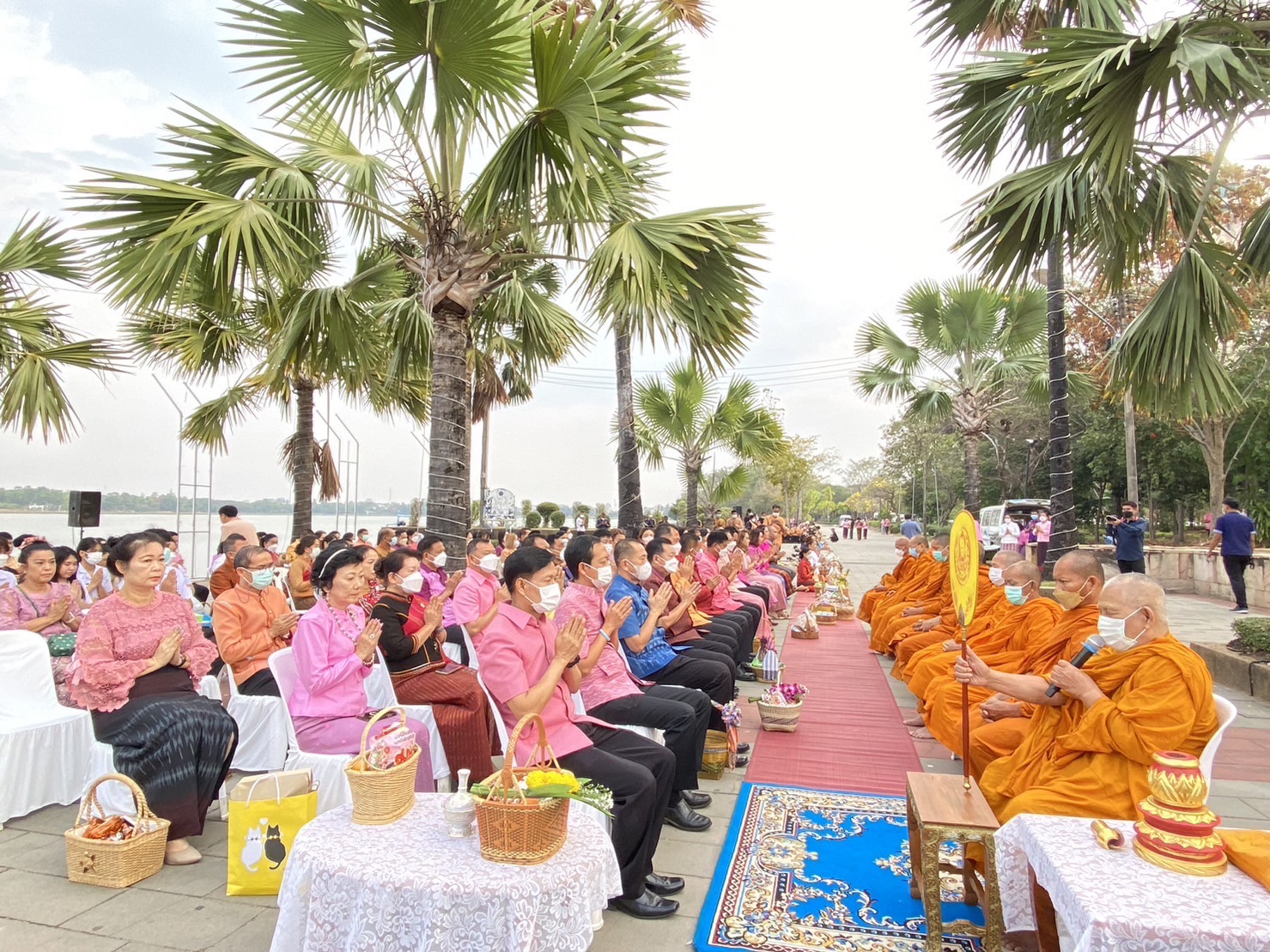 ผู้ตรวจราชการกรมการพัฒนาชุมชนร่วมนุ่งผ้าไทยใส่บาตรในวันแห่งความรักที่ศรีสะเกษ