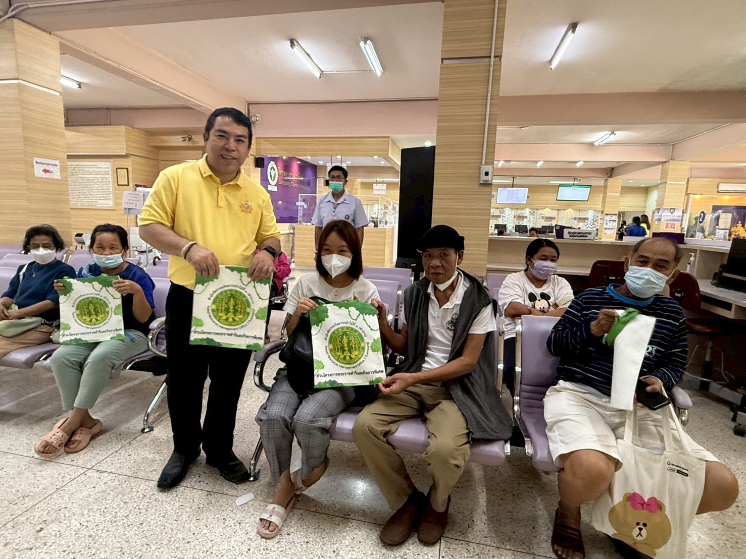 สจป.3 จัดกิจกรรมบำรุงต้นไม้ทรงปลูกและแจกจ่ายถุงผ้าลดโลกร้อนให้โรงพยาบาลมะเร็งลำปาง