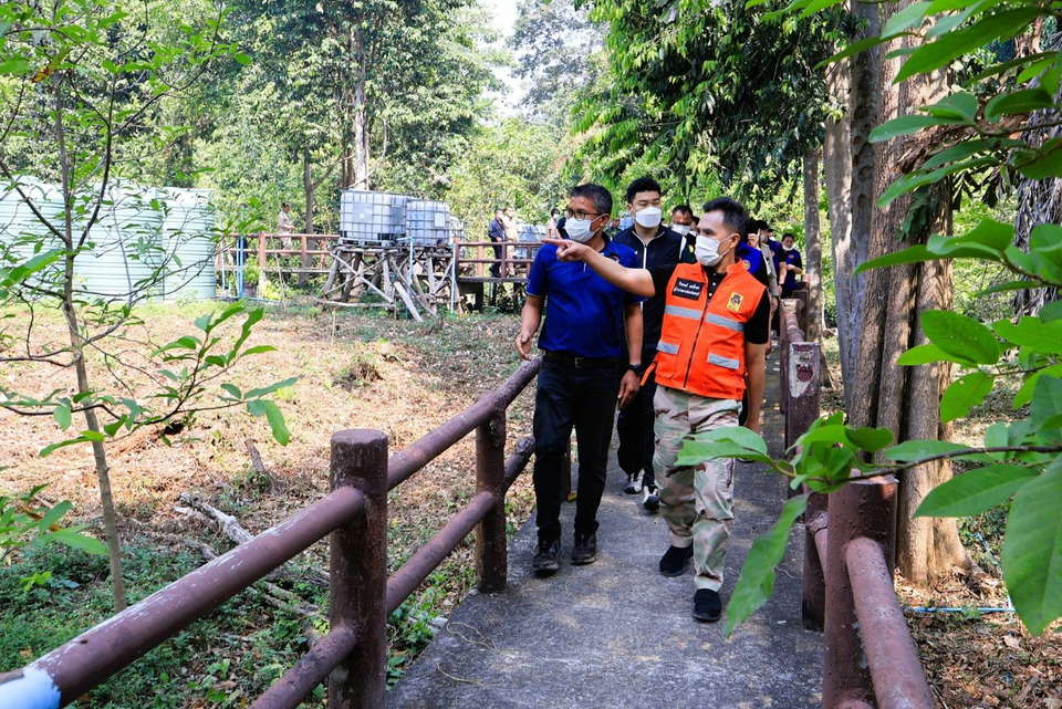 ผู้ว่าฯ ลพบุรี ลุยติดตามไฟป่า “จำปีสิรินธร” ใช้ ฮ. KA-32 ทิ้งบอมบ์น้ำสกัดเพลิง 