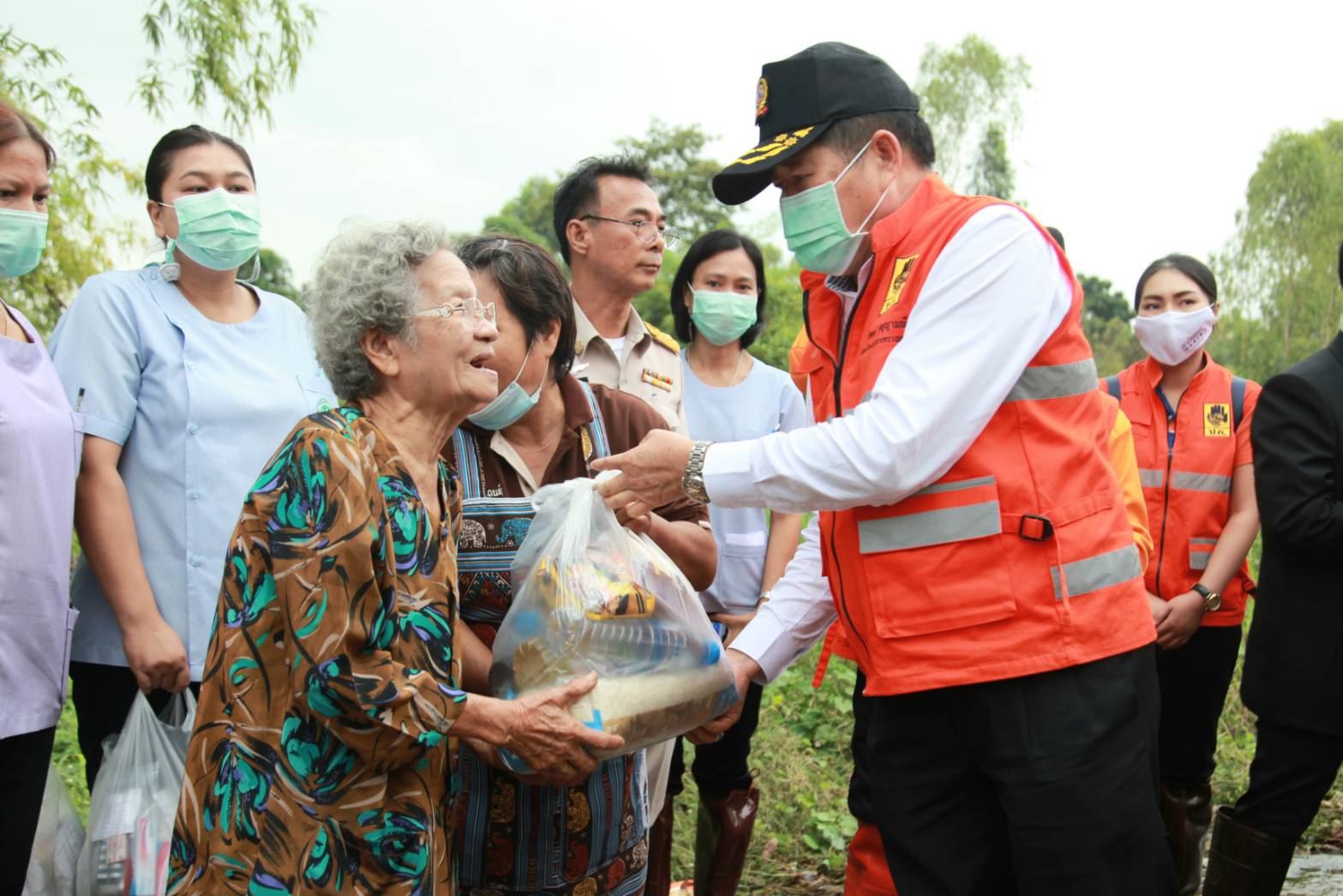 'นิพนธ์' ลุยน้ำท่วมโคราช บริหารจัดการมวลน้ำในพื้นที่ พร้อม เยี่ยมให้กำลังใจผู้ประสบภัยฯ