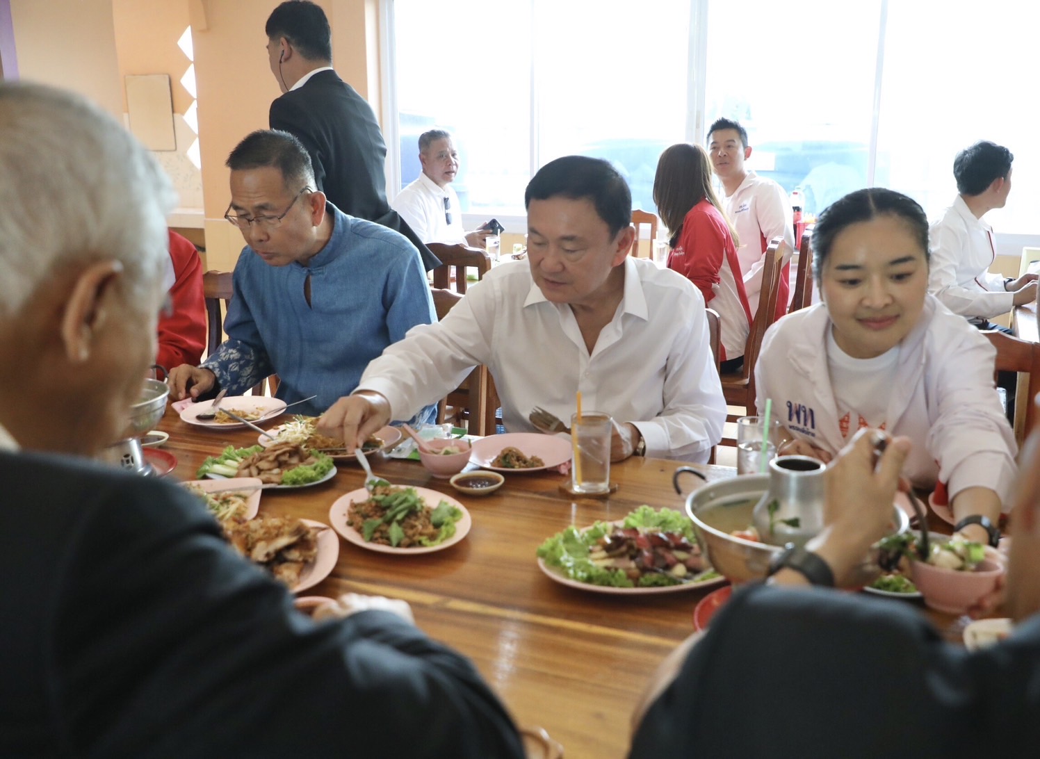 "ทักษิณ" ยกคณะเยือนโคราช "แกนนำพท.-สุวัจน์" ต้อนรับคึกคัก แวะกินส้มตำร้านโปรด "ยิ่งลักษณ์" ก่อนร่วมงานศพ "อดีตคนขับรถ" 