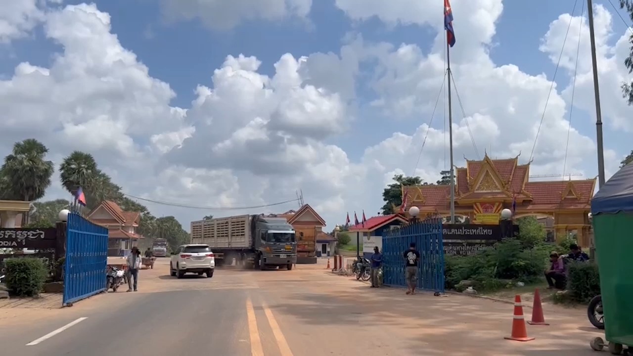 ด่านช่องจอม จ.สุรินทร์ อนุญาตให้เฉพาะผู้ที่มีความจำเป็นเท่านั้น ที่สามารถผ่านเข้า-ออกด่านได้