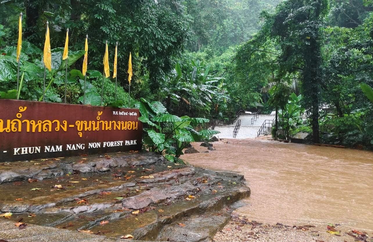 "อุทยานแห่งชาติถ้ำหลวงฯ"เปิดภาพมวลน้ำไหลทะลัก เอ่อท่วมทางเข้าอุทยานฯ⁣