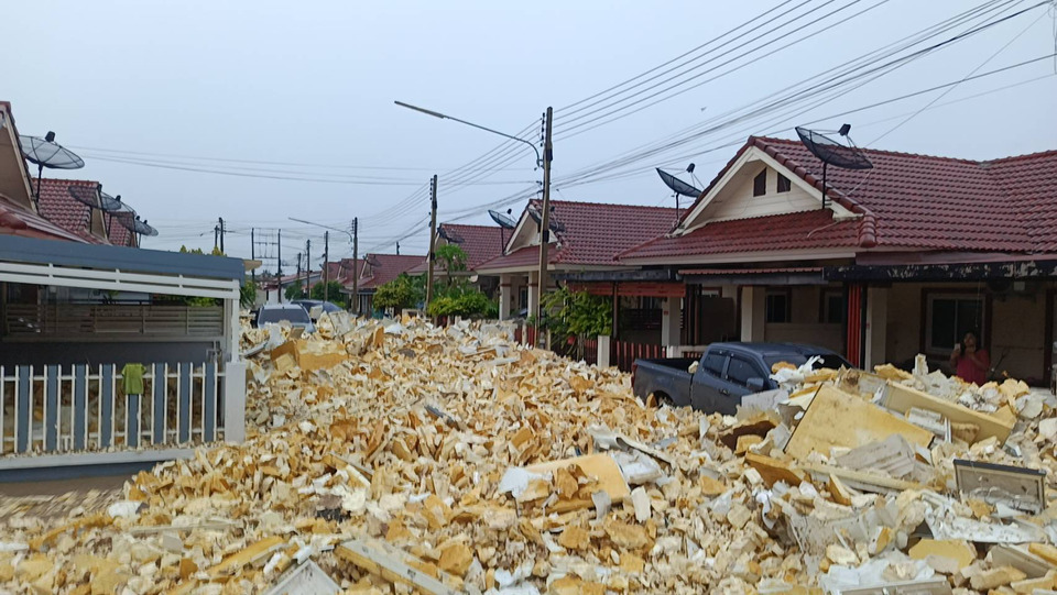 ฝนถล่มชลบุรี! กำแพงหมู่บ้านพังถล่ม วัสดุรีไซเคิลโรงงานกระจายทั่วพื้นที่ ชาวบ้านเดือดร้อนหนัก