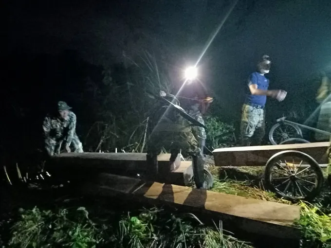 นรข.เขตอุบลฯตรวจยึดไม้ประดู่ใหม่สดช่วงรอส่งข้ามโขง