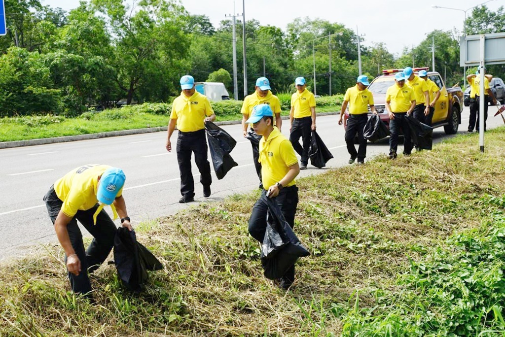 สว.ทล.เพชรบูรณ์ นำทีมตำรวจทำความสะอาด ปรับปรุงภูมิทัศน์และเก็บขยะบริเวณริมถนนและศาลาที่พักริมทาง