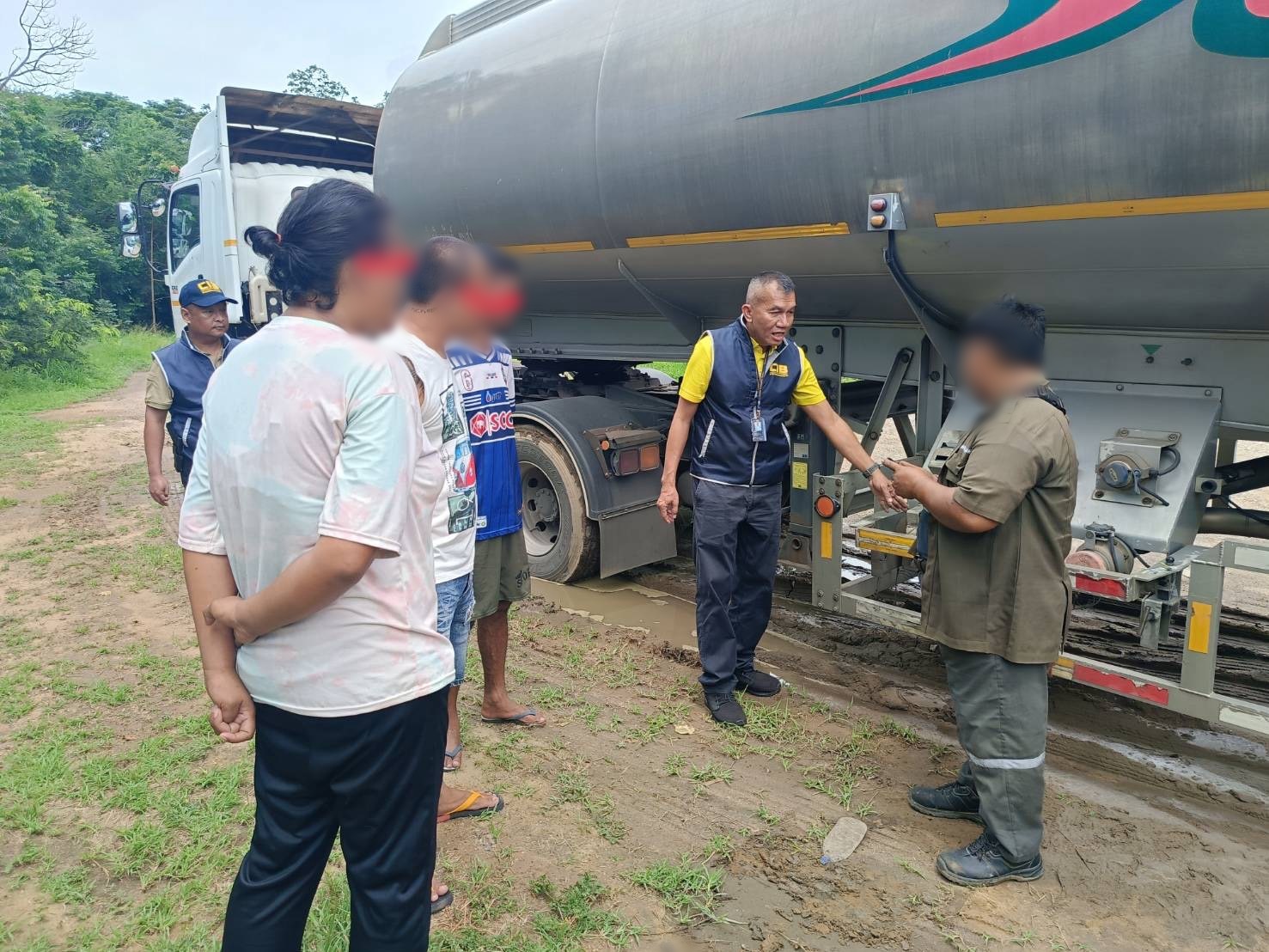 บก.ปคบ.บุกจับกุมสถานที่ลักลอบซื้อขายเอทานอลแปลงสภาพโดยผิดกฎหมาย มูลค่ากว่า 1.2 แสน