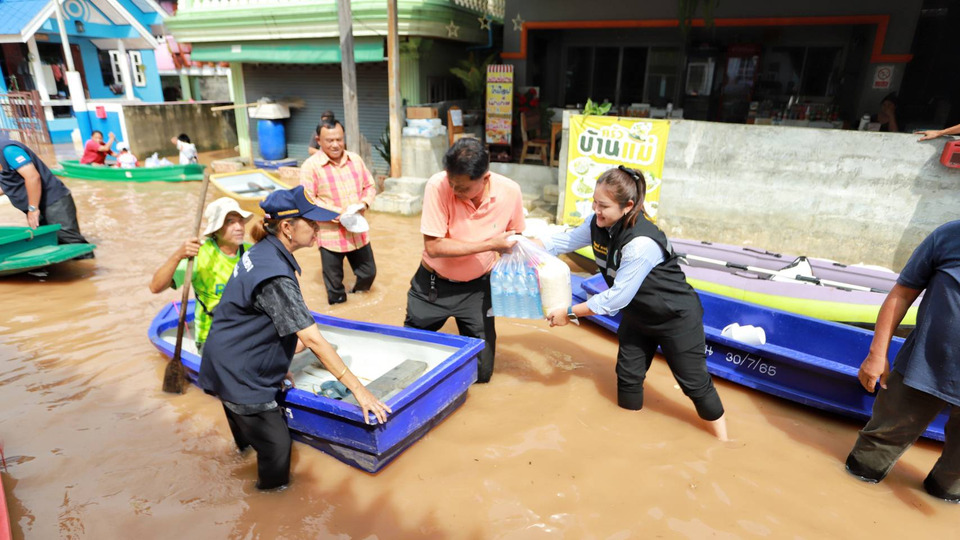 “อดีต ส.ส.ฮะ” ลุยน้ำมอบถุงยังชีพ 800 ชุด ช่วยผู้ประสบภัยน้ำท่วมสามโคก