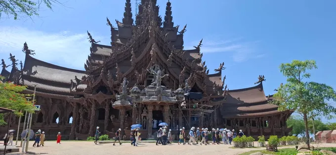 ไม่ใช่แค่ท่องราตรี! "ทหารเรือสหรัฐฯ" บุกปราสาทสัจธรรม ชมไม้แกะสลัก–ขี่ช้าง คาดเงินสะพัดวันละกว่าแสน