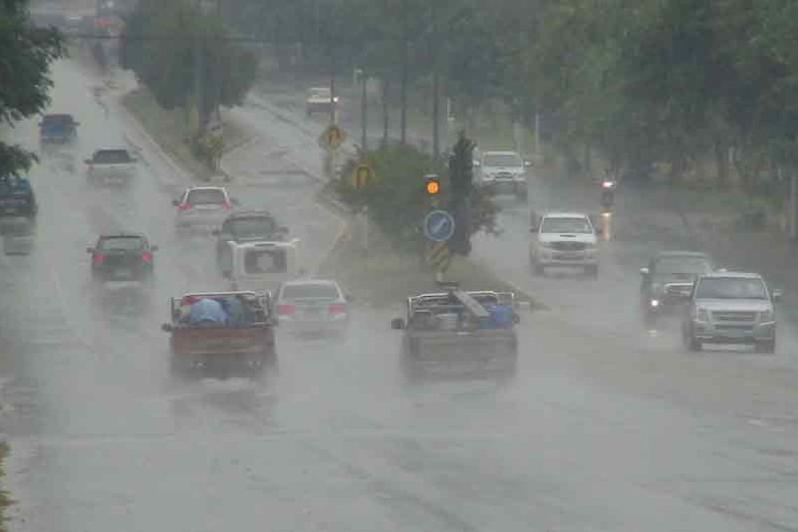 กรมอุตุฯเตือนทุกภาคระวังอันตรายจากฝนตกหนักและฝนที่ตกสะสมอาจทำให้น้ำท่วมฉับพลันและน้ำป่าไหลหลาก 