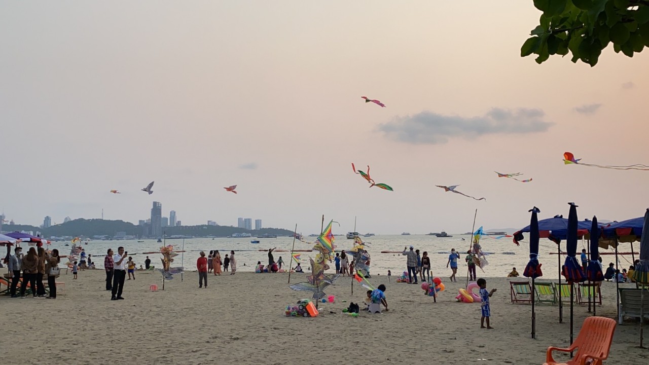 นทท.จำนวนมากแห่เที่ยววันหยุด ชายหาดพัทยาคึกคัก​ จอดรถได้ แห่ซื้อว่าวเล่นกันสร้างสีสัน