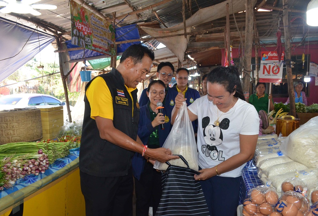 ทสจ.กาฬสินธุ์ ลุยตลาดสดรณรงค์ลดรับ ลดให้ ลดใช้ถุงพลาสติก เนื่องในวันสิ่งแวดล้อมไทย