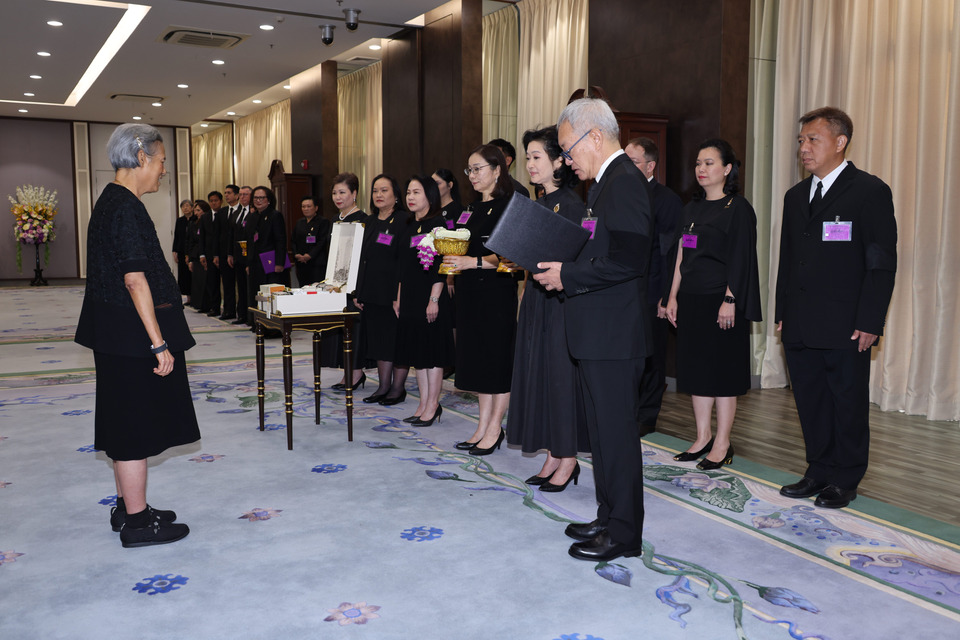 กรมสมเด็จพระเทพฯ พระราชทานพระราชวโรกาสให้ ชนินทธ์ นำคณะกรรมการจัดงานแข่งขันดุสิตกอล์ฟ ชิงถ้วยพระราชทาน ควีนสิริกิติ์ เฝ้าฯทูลเกล้าฯ ถวายเงิน
