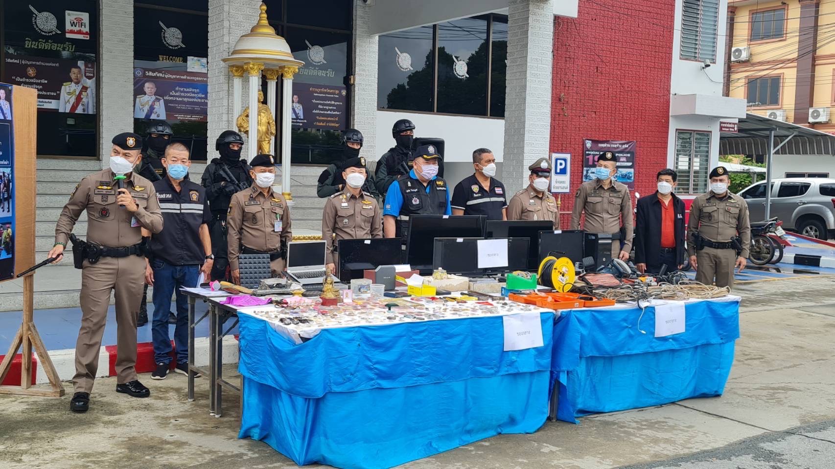 ผู้การนครปฐม แถลงรวบแก๊งลักทรัพย์ในสถานที่ราชการ ก่อเหตุมาแล้ว 9 ครั้ง ของกลางเพียบ