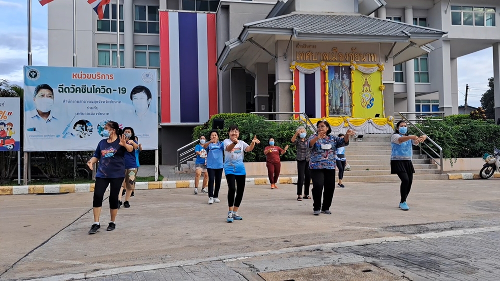 สุขใจวัยเก๋า! สาวรุ่นใหญ่รวมตัวรำวงออกกำลังกายเพื่อสุขภาพ